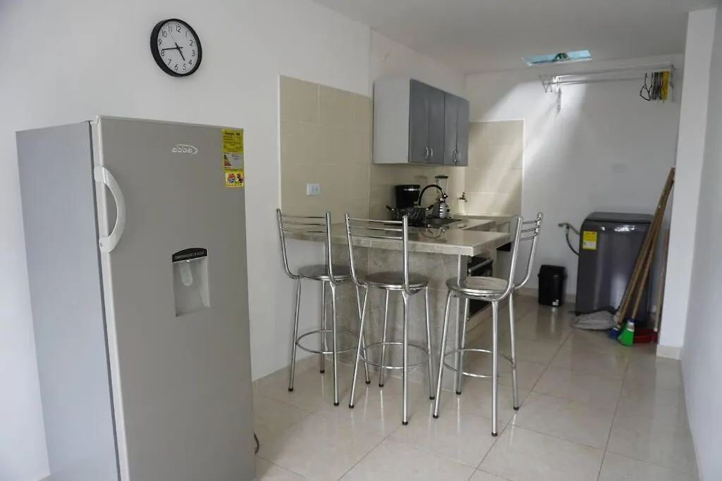 Apartamento De 2 Habitaciones Central En קאלי דירה